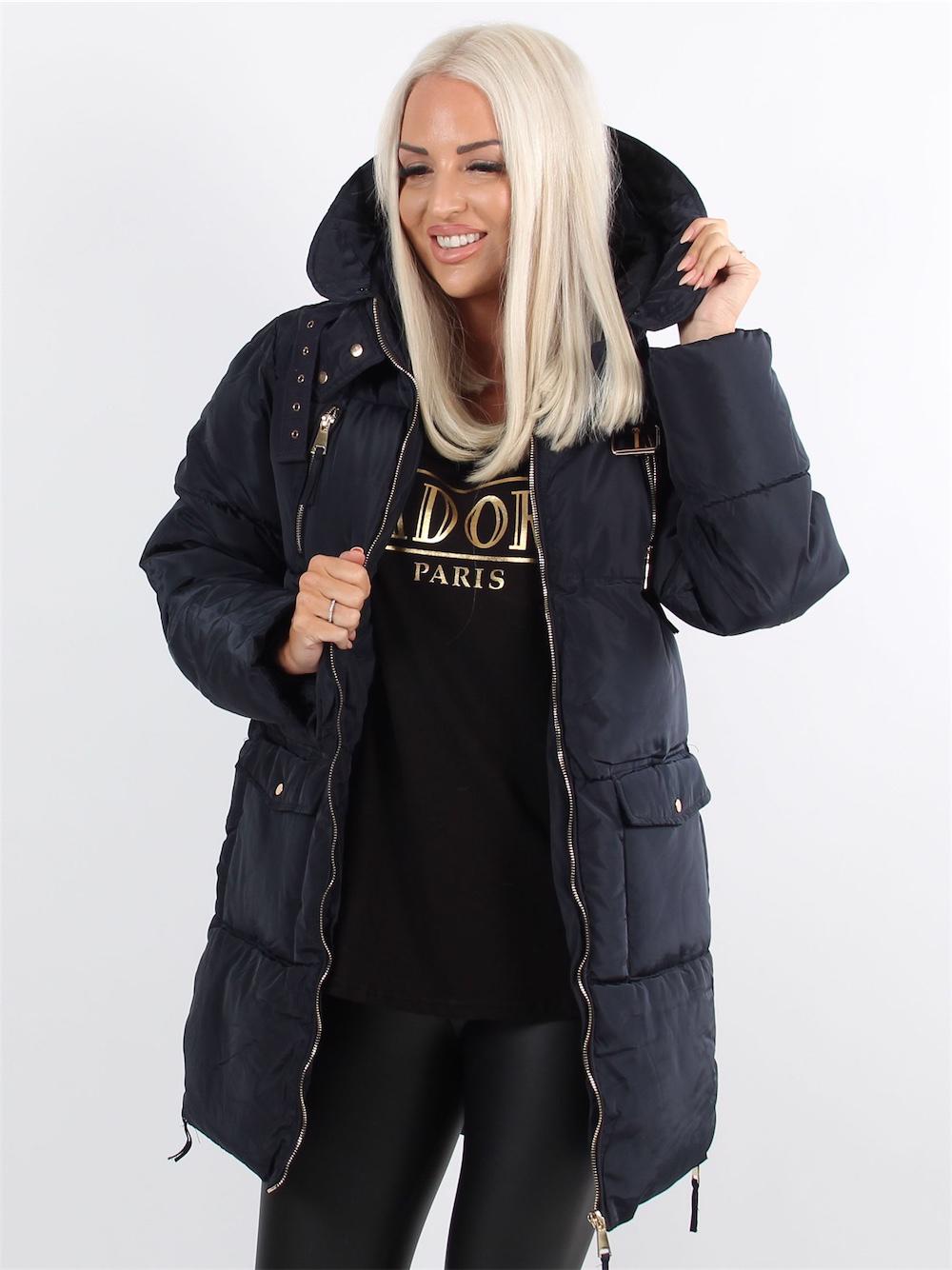 Alma - Kirsebærrød dynejakke med guld lynlåse og hætte